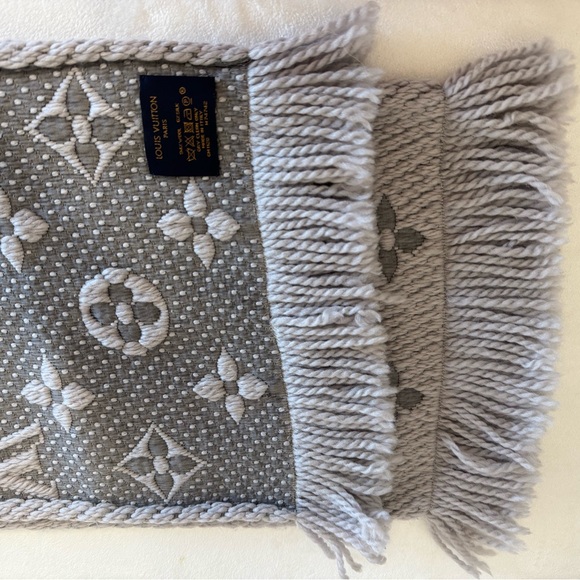 LV logomania scarf (grey) - Picture 5 of 16